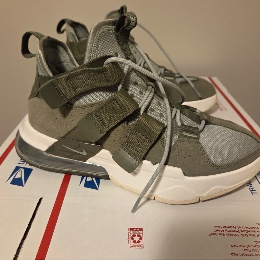 Nike Air Edge 270 Men's Sneakers in Light Gray and Olive - Picture 2 of 9